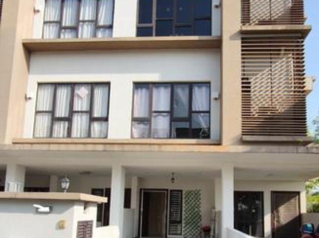NDira 16 Sierra Puchong 3 Storey Townhouse Fully Furnished