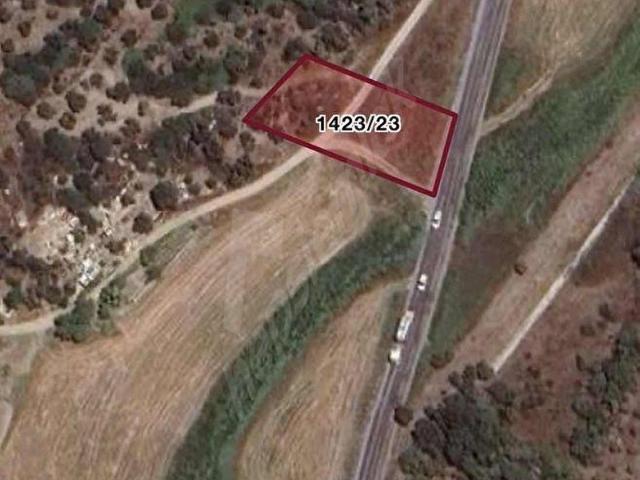 Nemport limanı yakınında yol üzerinde Satılık Arsa