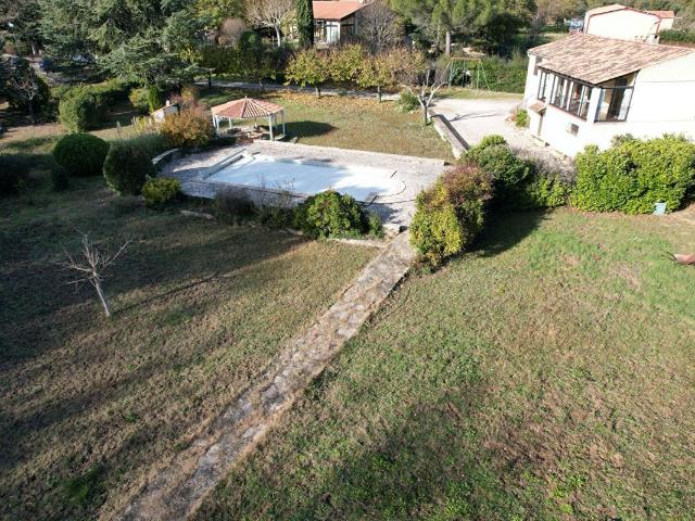 NEOULES 83136 Maison T5 sur un terrain de 3800m2 avec garage et piscine