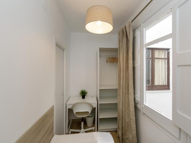 Neat and cosy single bedroom near the Collblanc metro