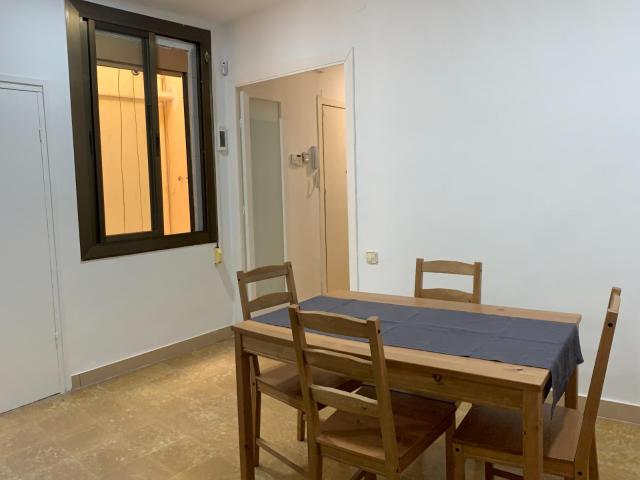 Neat and cosy single bedroom near the Universitat metro
