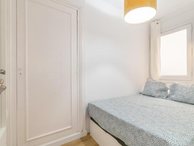 Neat double bedroom near Diagonal metro station