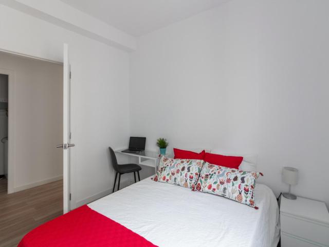 Neat double ensuite bedroom in well linked Vila de Gràcia