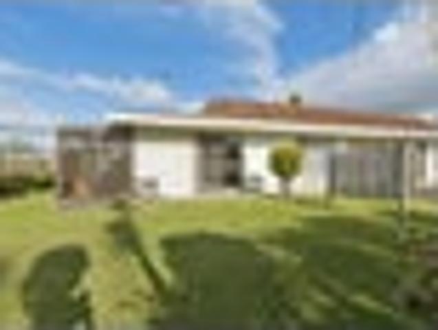 Neat, Easy Care Living Near the Lake!