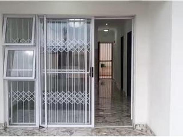 neat flat to let on marine drive. av.