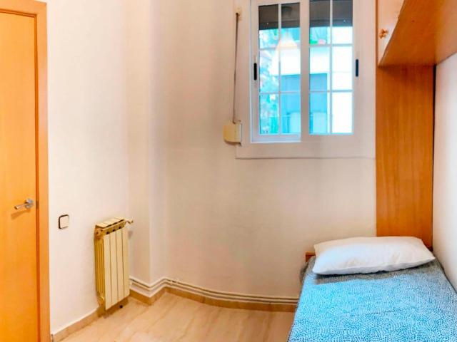Neat single bedroom in a 4 bedroom apartment in La Barceloneta