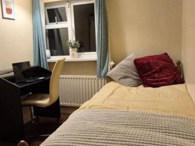 Neat single bedroom in Whitehall