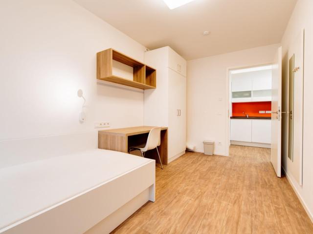Neat single bedroom in 5 bedroom apartment near the Campus Wilhelminenhof