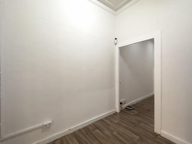 Neat single bedroom steps from Paral·lel metro station