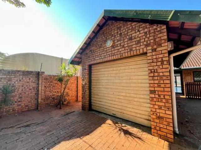neat & spacious townhouse with gener.