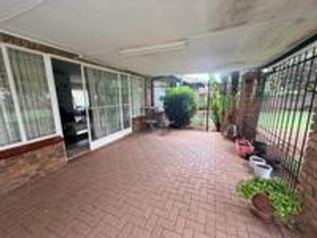 neat three bedroom simplex to let in.
