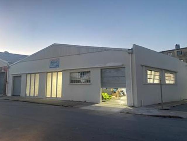neat warehouse to let in north end