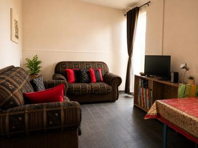 neat 1 bedroom flat with private courtyard