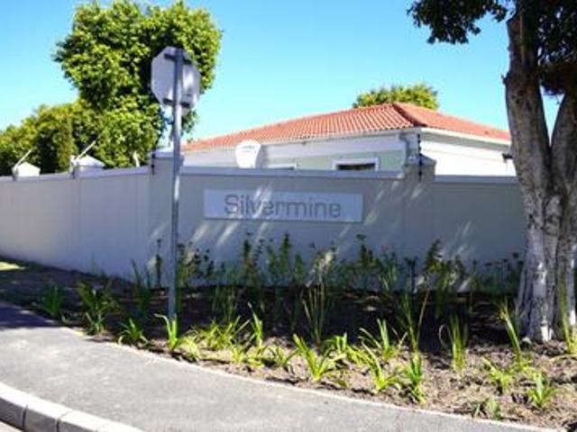 neat 2 bedroom townhouse on the mark.