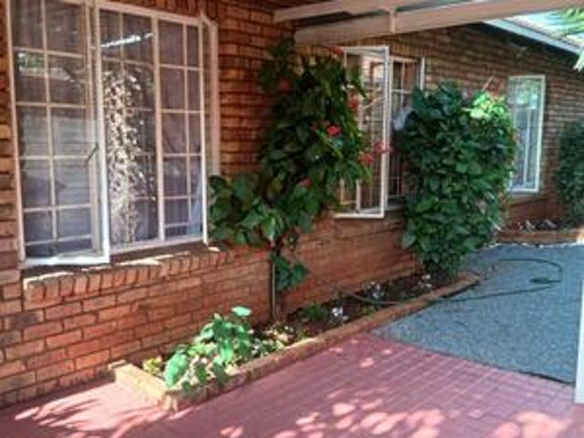 neat 3 bedroom townhouse on the mark.