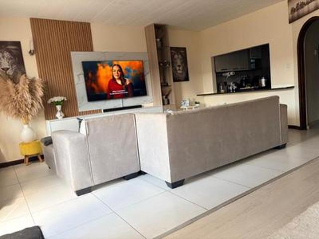 neat 3 bedroom spacious duplex