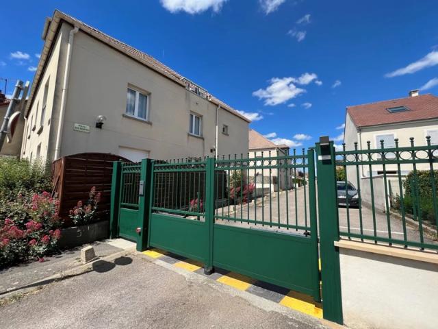 NEAUPHLE LE CHATEAU, T2 + Parking sous sol et cave
