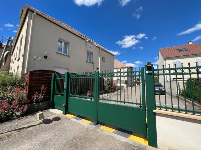 NEAUPHLE LE CHATEAU, T2 + Parking sous sol et cave
