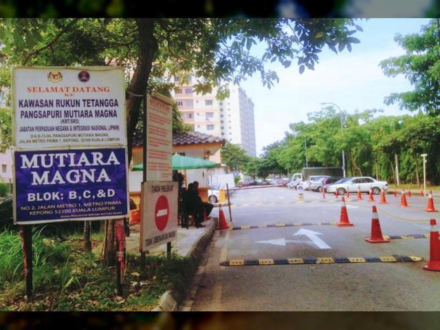 Near MRT with private pavement Negotiable