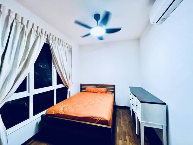 Near NTU, with shuttle bus to Boon Lay MRT | Floravale common room for single occupancy