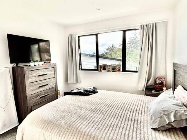 Near new 3 bedrooms with 2 bathrooms and internal garage