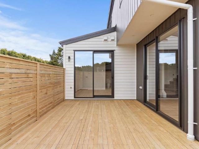 Near New Townhouse with Garage + Extra Off Street Carpark