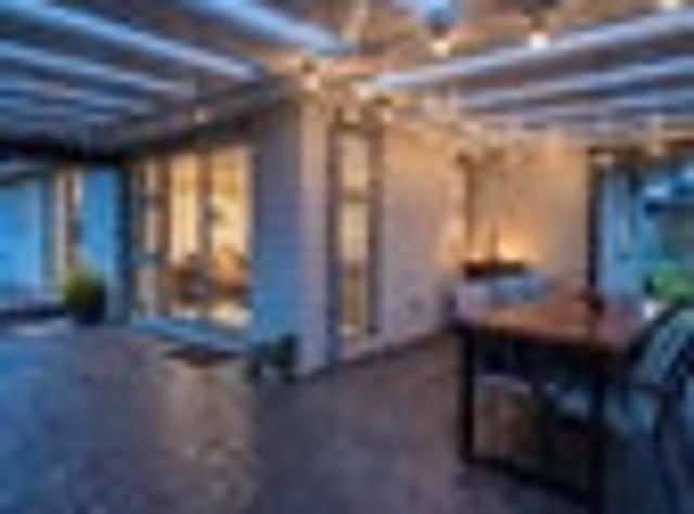 Near New Brick & Tile With Huge Section in Kamo!
