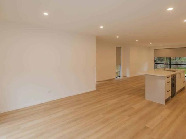 Near new in Stanmore Bay and central location