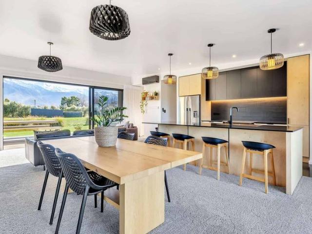 Near New, Incredible Mountain Views & Space