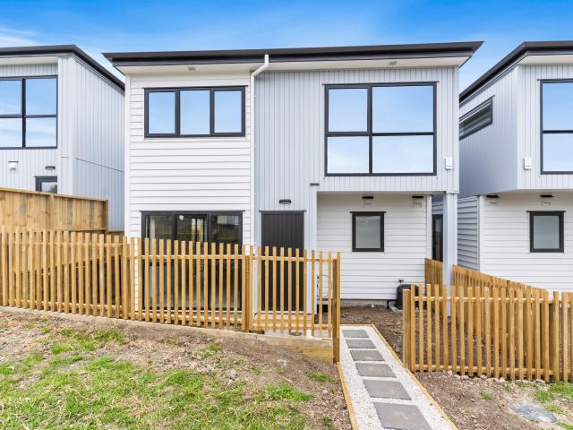 Near New Luxury 26A Universal Drive Henderson, Auckland