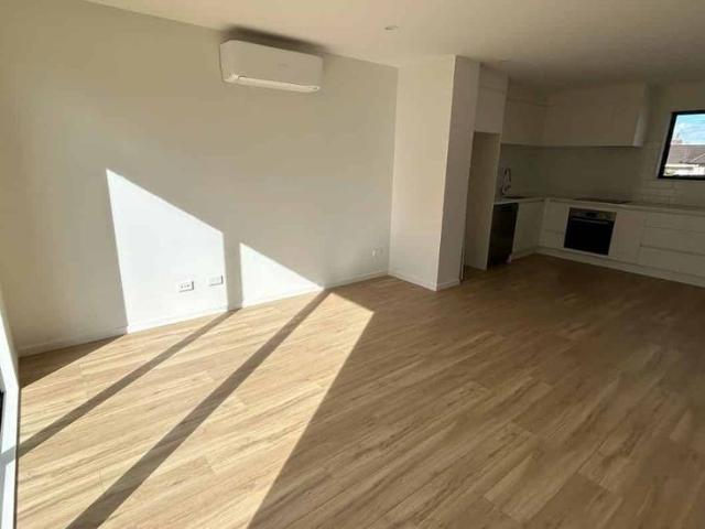 Near new modern 2 bedroom 2 bathroom townhouse