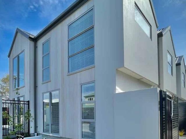 Near new stylish townhouse in Central Christchurch