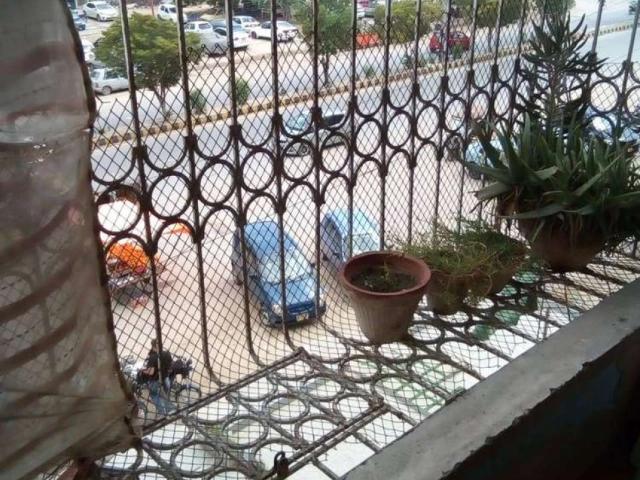 Near disco bakery flat Karachi Gulshan E Iqbal Block 4 ID 16579