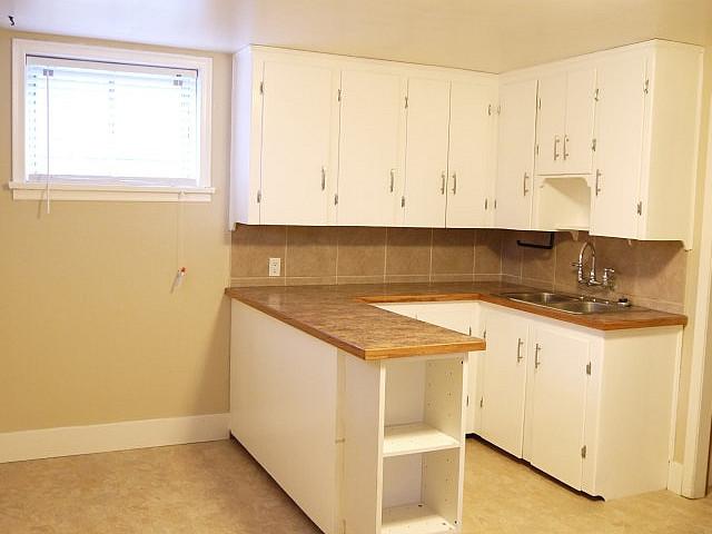 Near Edmontontr/sait 1br Bsmt kitchen W/breakfastbar+livingroom