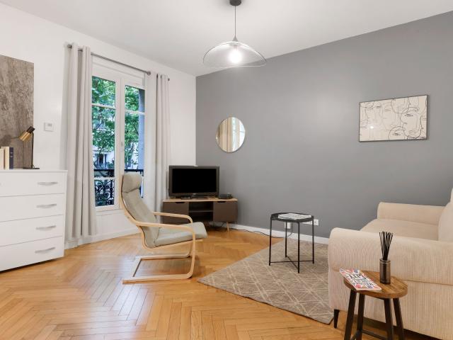 Near Eiffel Tower: Luxury Apartment