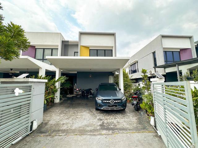 Near Lake Dahlia Double Storey Terrace House Seksyen U12 Shah Alam