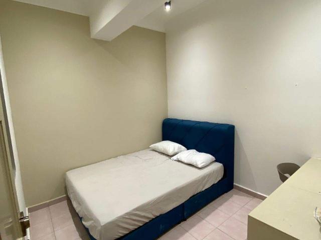 Near LRT Wangsa Maju, 3mins walk Melawati Mall Room rent with Toilet