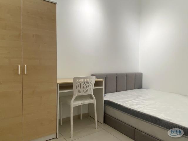 Near LRT Bangsar Residensi Brickfields middle room