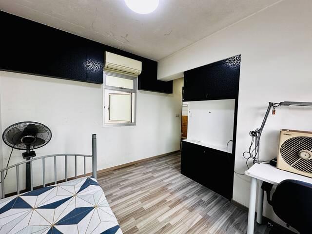Near Queenstown MRT Blk 62A Master rm attached bath for 1 male only, owner stay in