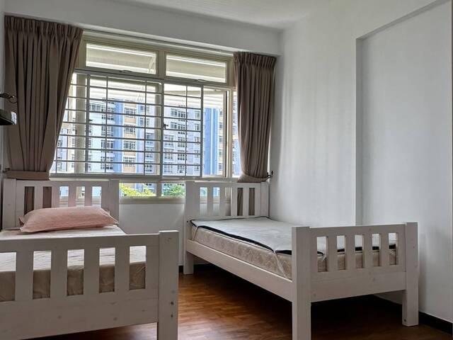 Near Ranggung LRT! Common room at 268b compassvale link for rent! Aircon wifi!
