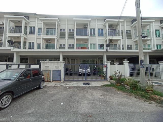 NEAR SURAU and Ukm Bangi 3 Storey Terrace House Aman Permai Bangi