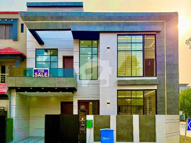 Near To Park Corner 6.5 Marla Brand New Luxury House Facing Park Super Hot Location for Sale in Bahria Orchard Lahore