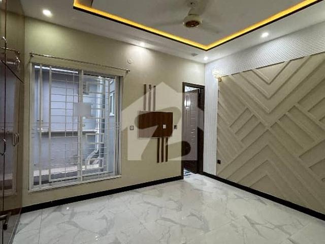 Near to Park House In Park View City Sized 5 Marla Is Available