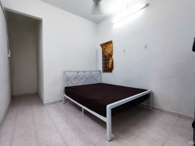 Near ️ to Shoplots & Restaurants One Month Deposit Room at Taman SEA Petaling Jaya