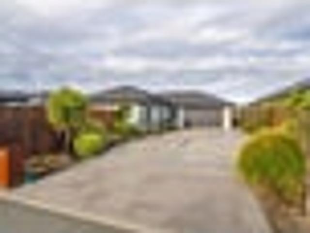 Need a big garage & great off street parking?