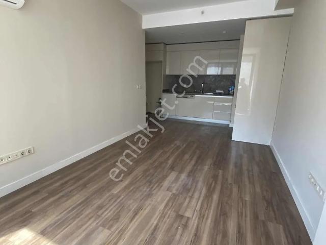 Nef İnistanbul Sitesinde Temiz Büyük 2+1 Kiralık Daire