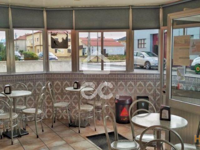 NEGÓCIO EM PLENO FUNCIONAMENTO. Prédio composto no rés do chão por Padaria/pastelaria com equipamento moderno, no 1º andar por apartamento de 6 assoalhadas | 26074063244