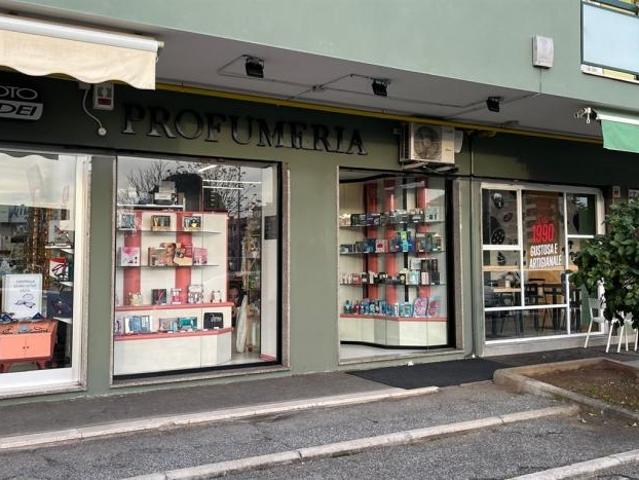 NEGOZIO MQ 50 VIA CASAL TIDEI