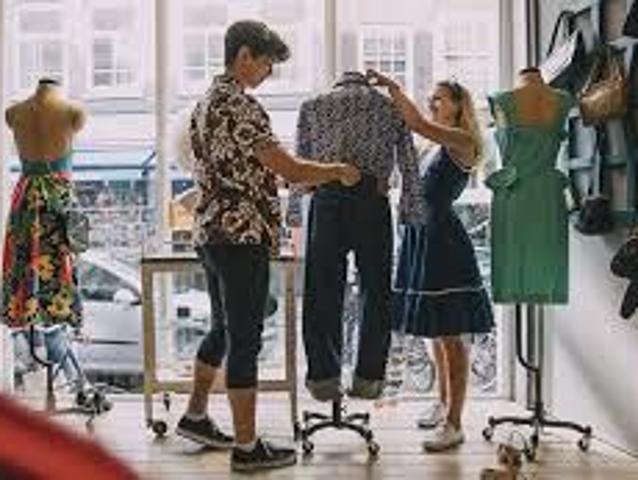 NEGOZIO ABBIGLIAMENTO DONNA PIAZZA 5 GIORNATE NEGOZIO DI 120 Mq. CON PIU