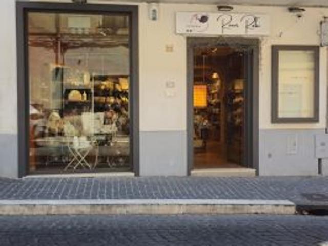 Negozio C1 – 128 mq | Centro Storico Albano Laziale | 2 Vetrine